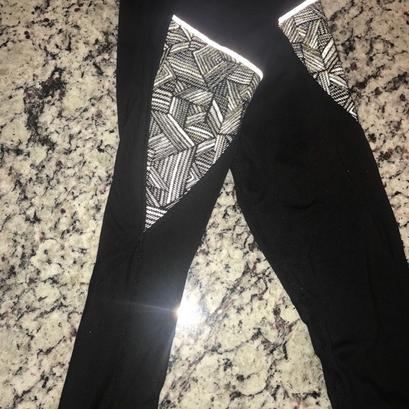 ATHLETA black leggings with geometrical detailing! - Picture 3 of 6